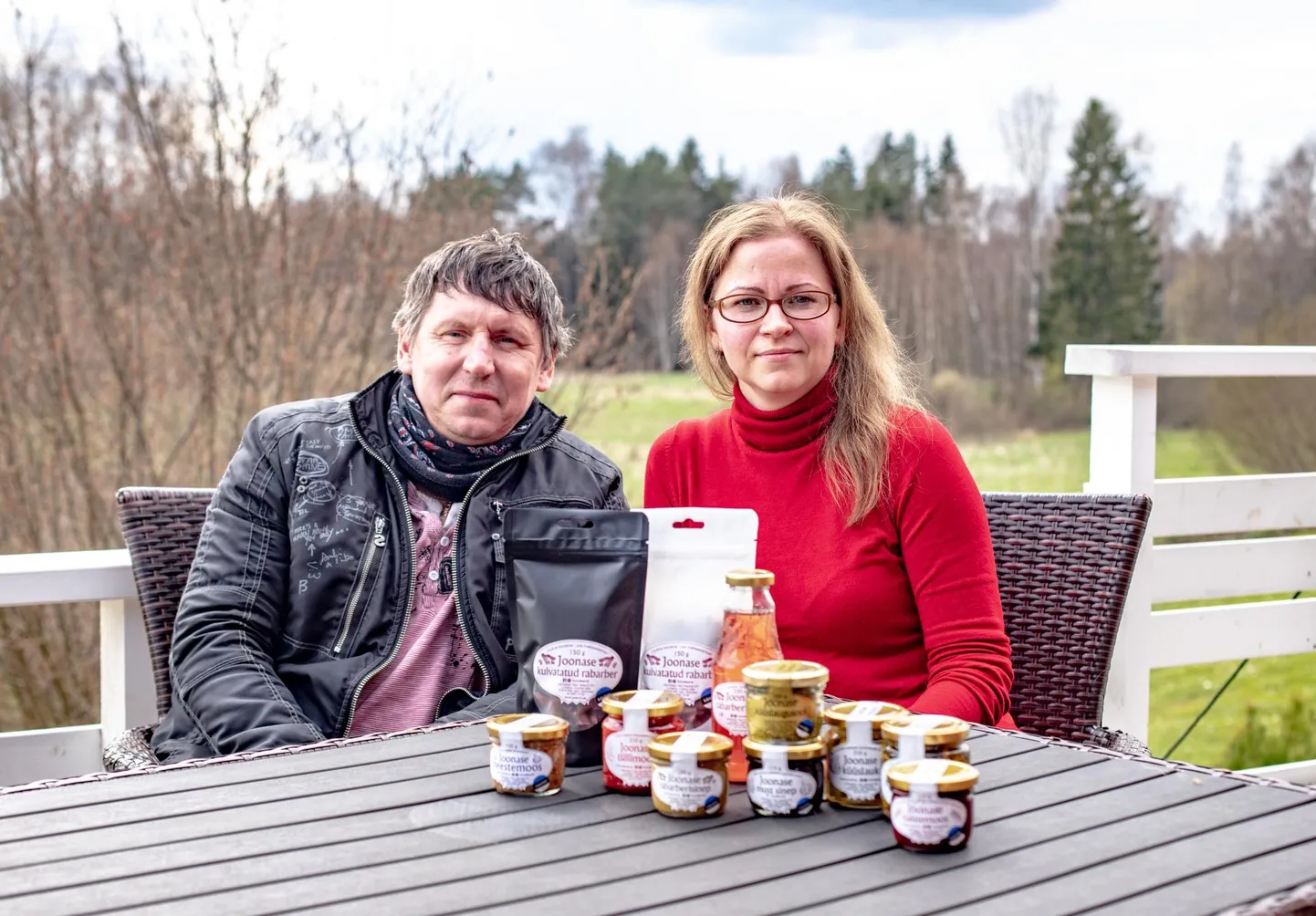 Triin Radala ja Tanel Prits katsetasid küüslauguhoidiste tegemist neli aastat, enne kui tulemusega rahule jäid.