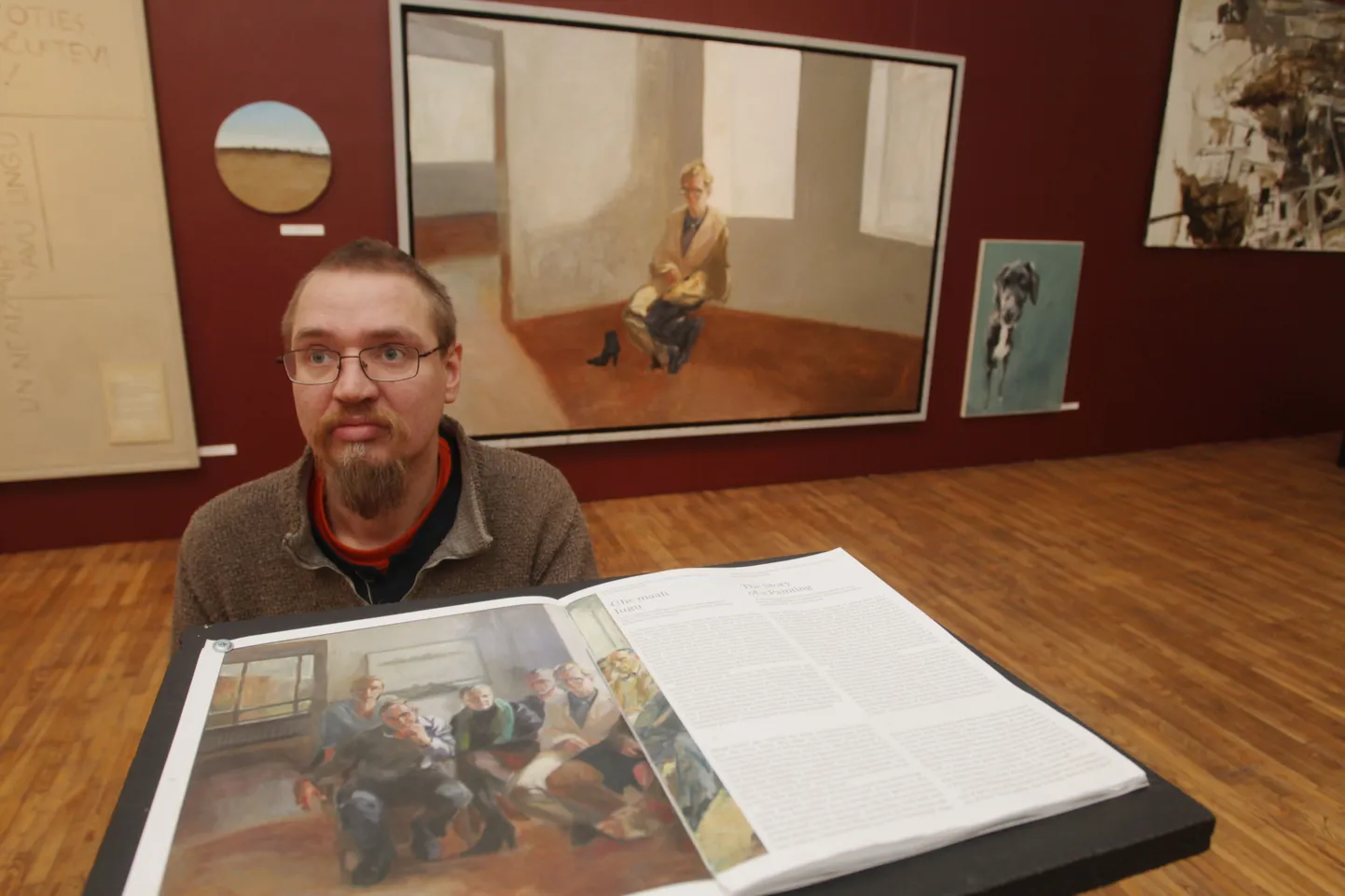 Peeter Krosmann maalis mullu suvel Tallinna kunstihoones kavandatavale Tartu kunstnike suurnäitusele «Väljasõit rohelisse. Tartu 1860–2014» hiiglasliku maali «Kunstiteoste arutelu Tartu Kunstnike Liidus». Sellele oli ta jäädvustanud Elmar Kitse samasisulist maali aastast 1947 parodeerivalt mituteist Tartu kunstikuulsust.

Tartu kunstnike aastalõpunäitusele esitas Krosmann sama teose sellisel kujul, et peale galerist Indrek Grigori olid kõik teised üle maalitud.

Nüüdsesse maali väljapanekusse kuulus postamendile kinnitatud ajakirja Kunst.ee mullune viimane number. See oli avatud kohast, kus on reprotud Krosmanni mitmeid kunstipoliitilisi tõlgendusi põhjustanud suur maal. Sealsamas on avaldatud kunstiajaloolase Peeter Talvistu artikkel sama maali tagamaadest.