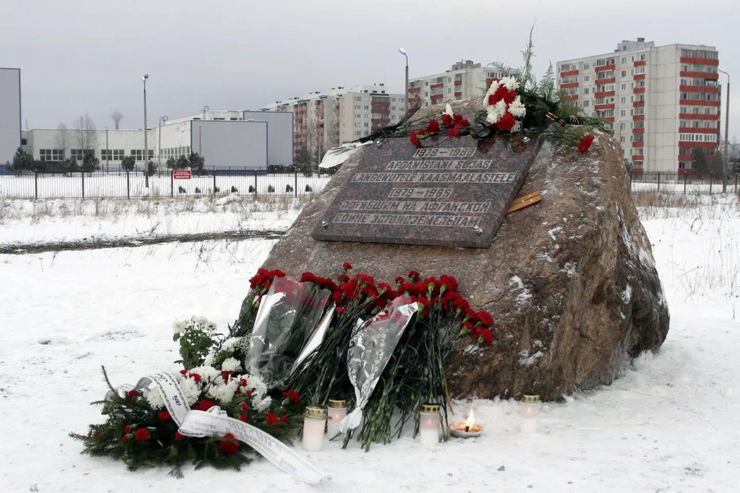 Поминальный камень на месте будущего мемориала погибшим воинам-афганцам в таллиннском районе Ласнамяэ.