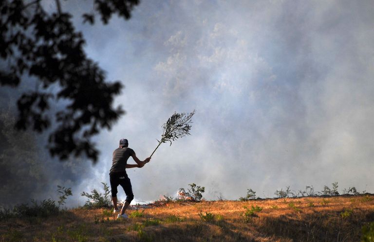 Mees kustutamas Lõuna-Prantsusmaa maastikupõlengut/ AFP PHOTO / ANNE-CHRISTINE POUJOULAT / ANNE-CHRISTINE POUJOULAT/AFP/Scanpix