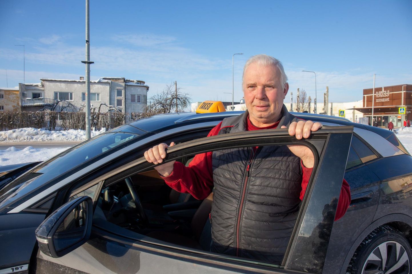 Taksojuht Mati Reinup sõidab mullu sügisest elektriautoga Volkswagen ID.4 ja on elektri hinna tõusust hoolimata otsusega rahul.