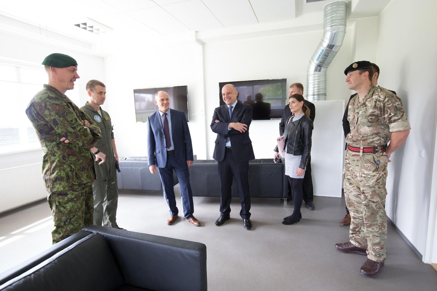 Kaitseminister Jüri Luigel (keskel) on olnud võimalus tervitada Tapa sõjaväelinnakus eri liitlasüksuste esindajaid.