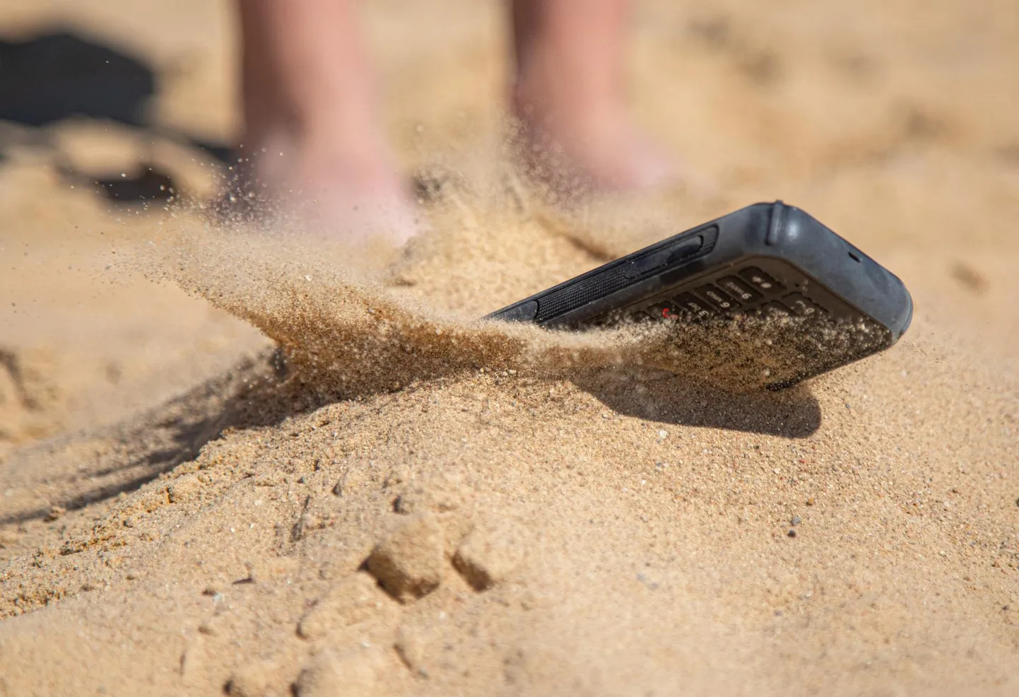 Liiv ja tolm ei tee sellele telefonile midagi, pärast võib aparaadi vee, seebi ja desoainega puhtaks pesta.