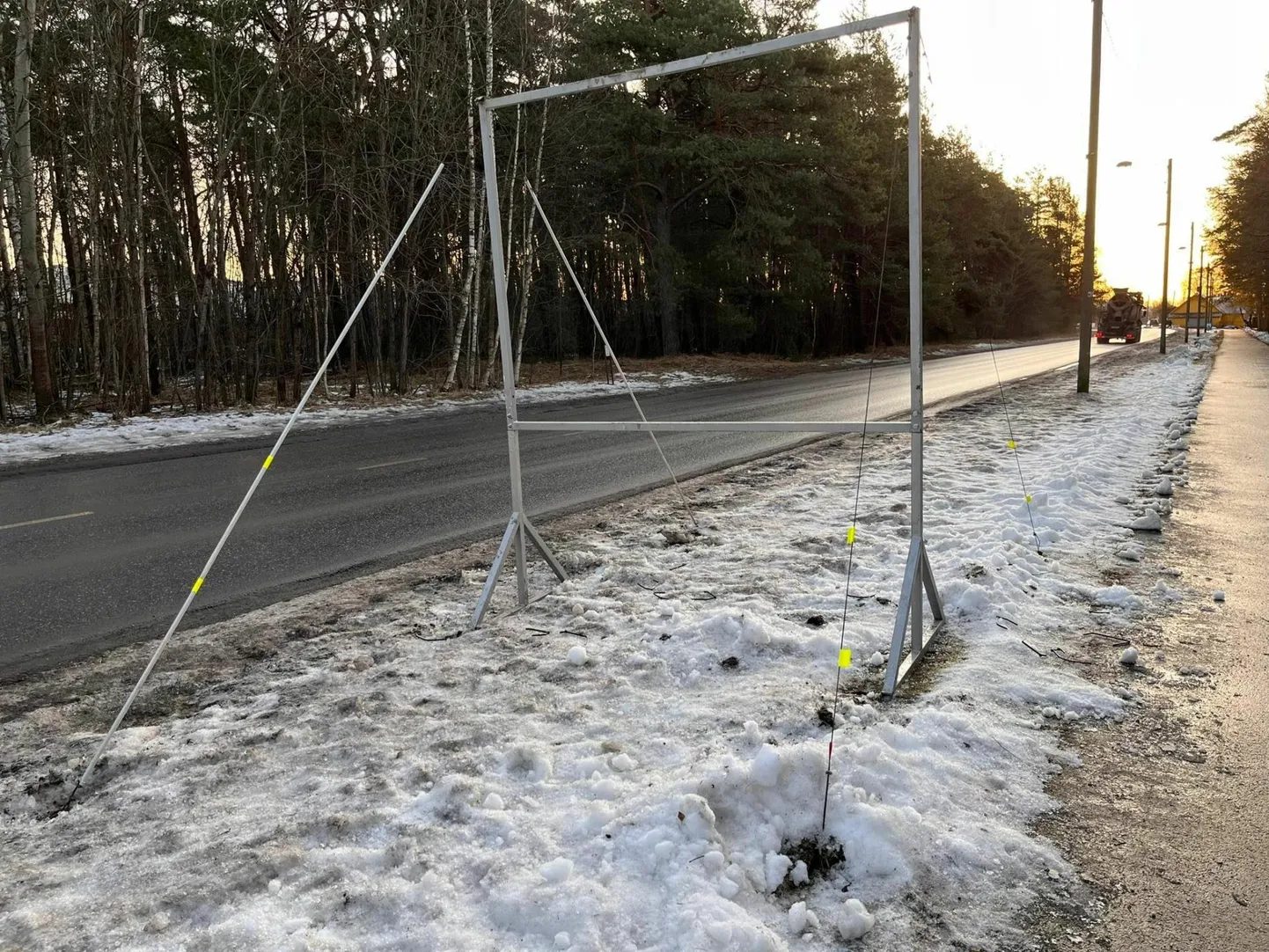 Riido Villup arvas, et möödub hommikul tööle sõites oma valimisreklaamist, mille ta läinud hilisõhtul püsti sai, aga teda ootas ees tühi raam.
