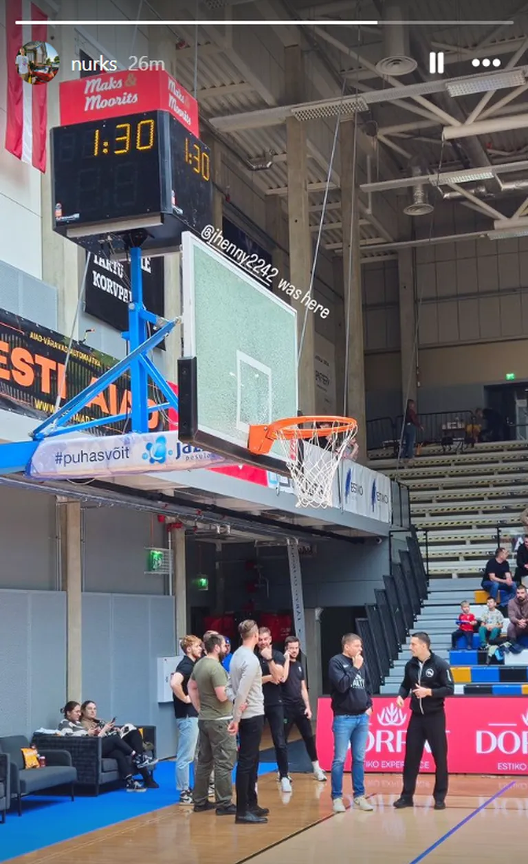 Tartu ülikooli spordihoone korvilaud läks katki.