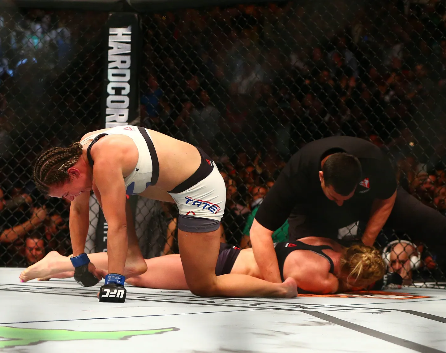 Miesha Tate (vasakul) on jätnud Holly Holm ringi teadvusetult lamama.