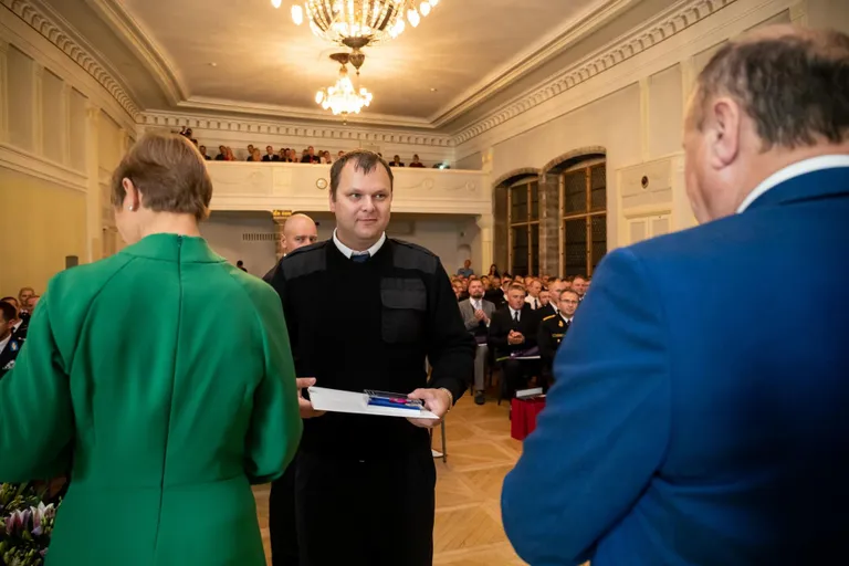 Valga komando päästja Siim Kurrikoff sai elupäästja 2. klassi medali. Koos päästja Rinaldo Tederiga tõid nad Valgas põlevast majast välja vanema naisterahva.
Eero Vabamägi/Postimees