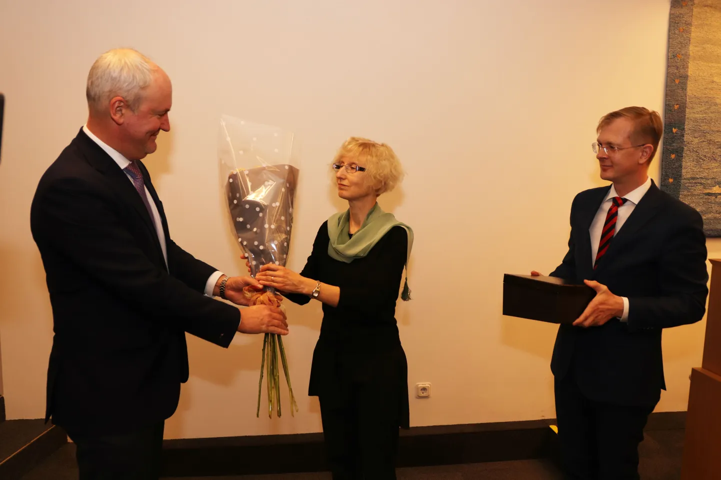 Volikogu aseesimees Mart Luik, aasta linnakodanik Tiina Kala ja volikogu esimees Tiit Terik.