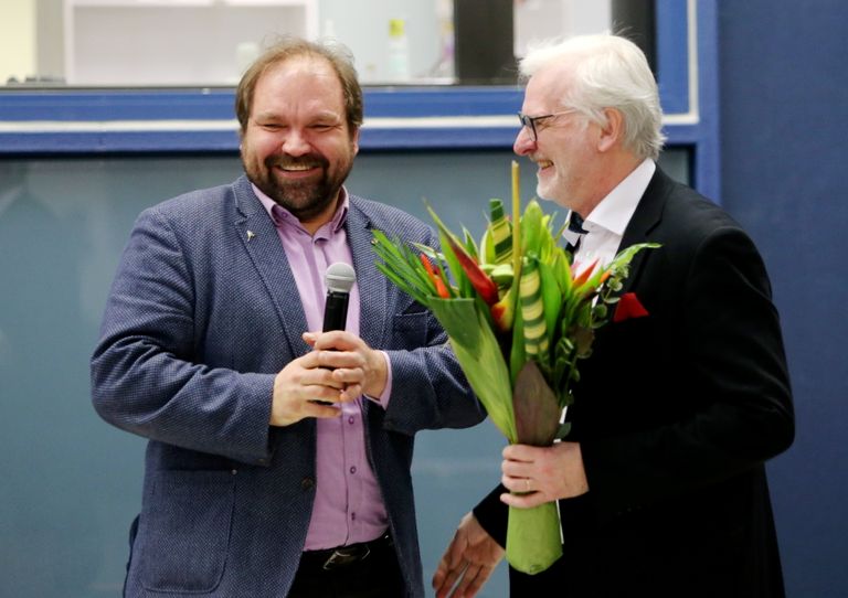 Juubilari õnnitleb genoomikainstituudi direktor Mait Metspalu.