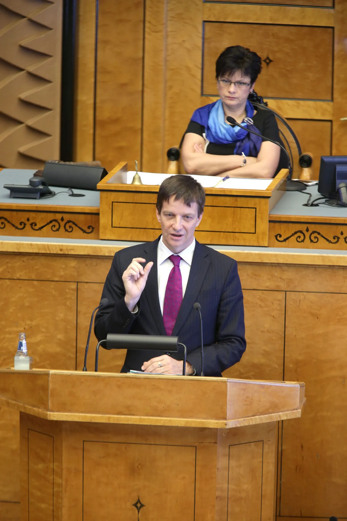 Eesti Panga president Ardo Hansson riigikogu kõnepuldis.