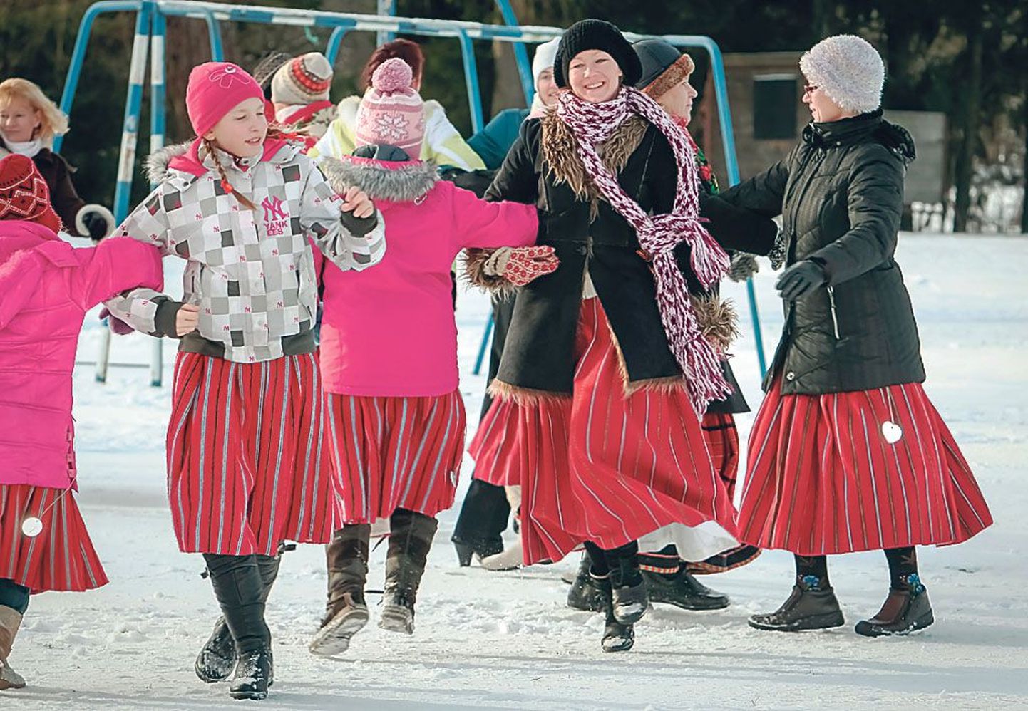 Pärnu-Jaagupis toimus esimene talvine rahvatantsupidu, millel poisid-mehed esitasid karutantsu, tüdrukud-naised õmblesid tantsuga jakki ja kokad jagasid kõhutäiteks Mulgi putru.
