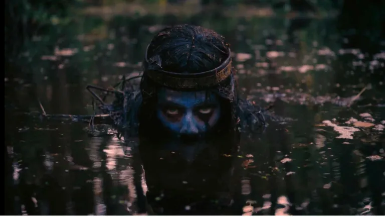Kadrs no daudzsēriju filmas "Briesmīgie stāstiņi".
