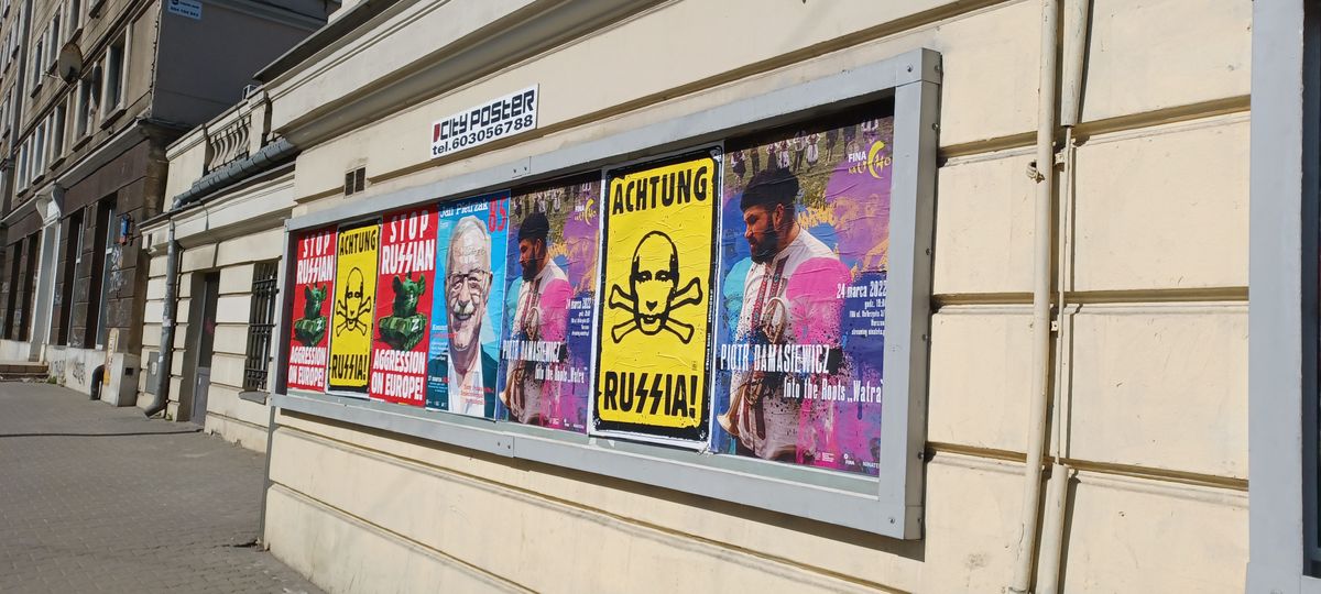 Антипутинские плакаты на улицах Варшавы