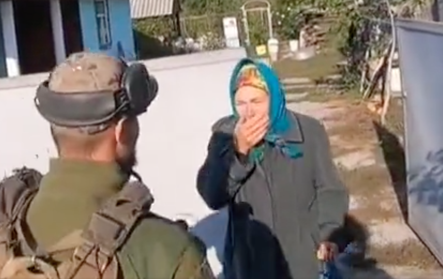 Internetis levivad südamlikud videod sellest, kuidas õnnelikud kohalikud tervitavad Ukraina sõdureid vabastatud territooriumil Harkivi oblastis.