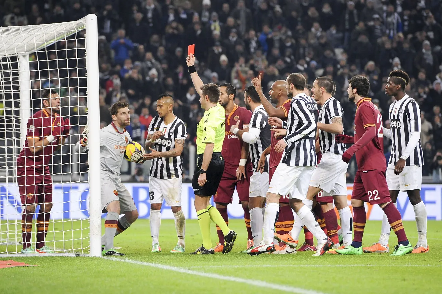 Torino Juventuse ja AS Roma duellis jagati kaks punast kaarti. Kohtunik saadab väljakult minema väravajoonel käega mänginud Leandro Castani (vasakul).