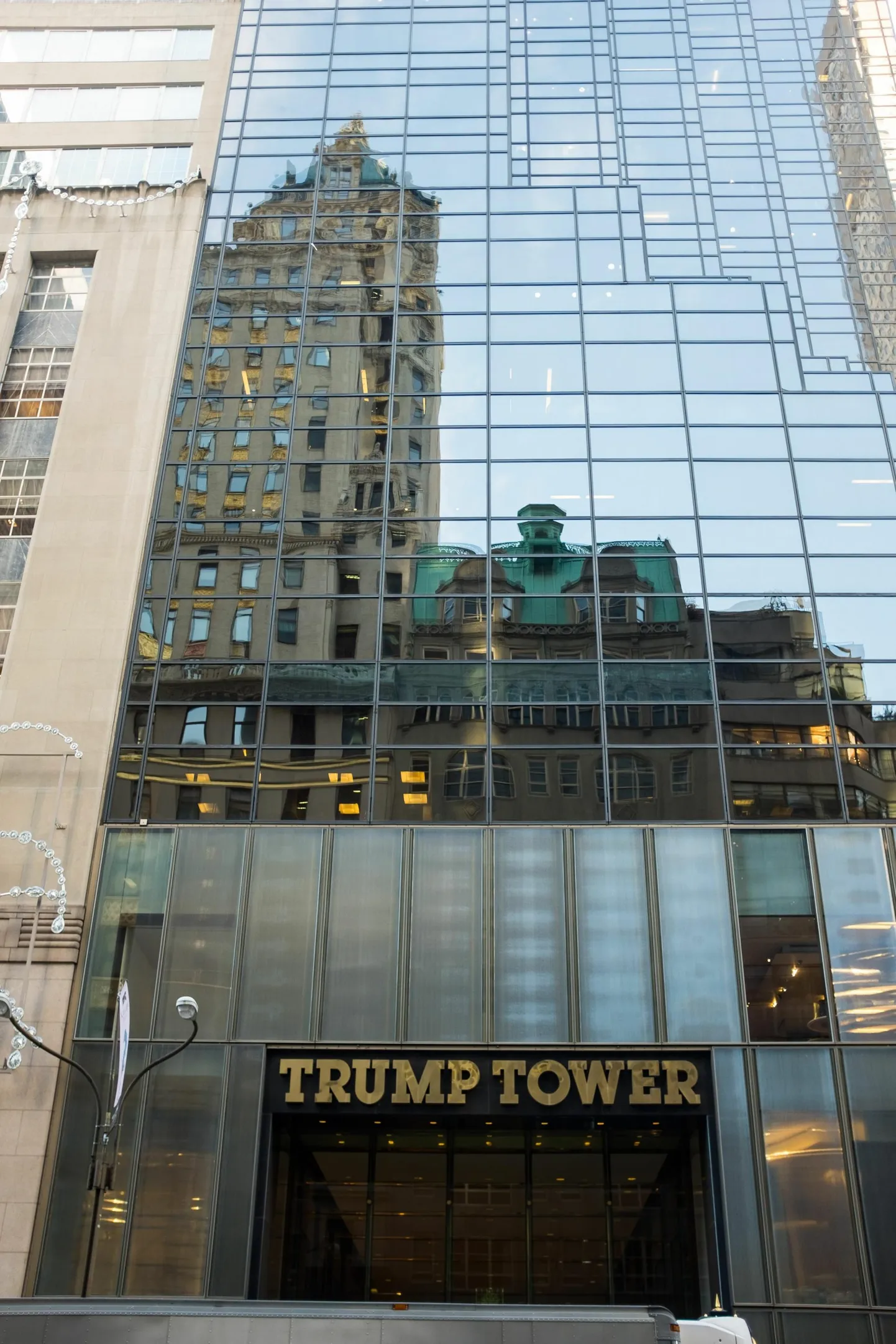 58-korruseline pilvelõhkuja Trump Tower, kus asub Donald Trumpi ette­võtte The Trump Organization peakorter, aga ka korterid, kus elavad nii ekspresident kui ka mõned tema pereliikmed.