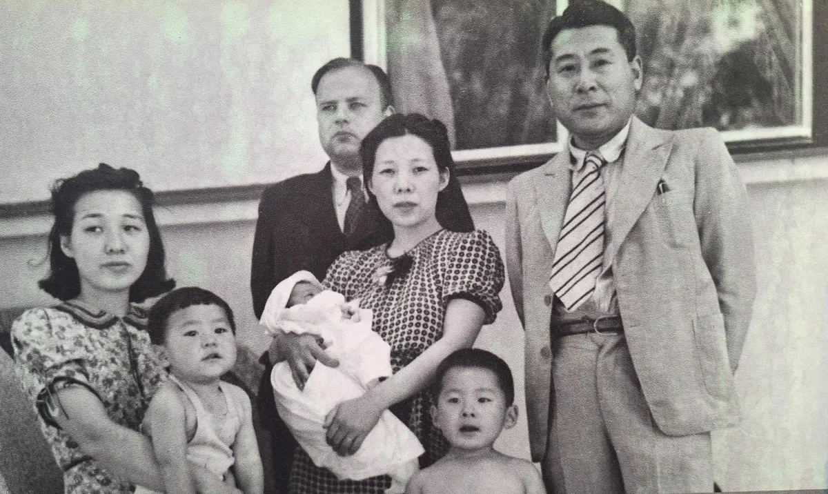 Jaapani konsul Chiune Sugihara koos pere ja konsulaadi heaks töötanud sakslasest assistendi Wolfgang Gudzega.