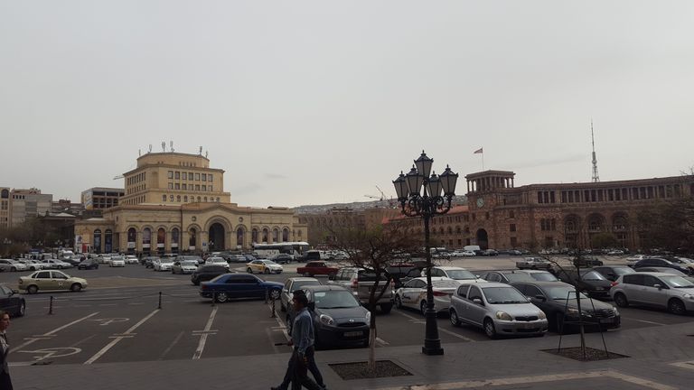 Jerevani keskväljak - vasakul ajaloomuuseum, paremat kätt valitsusuhoone.