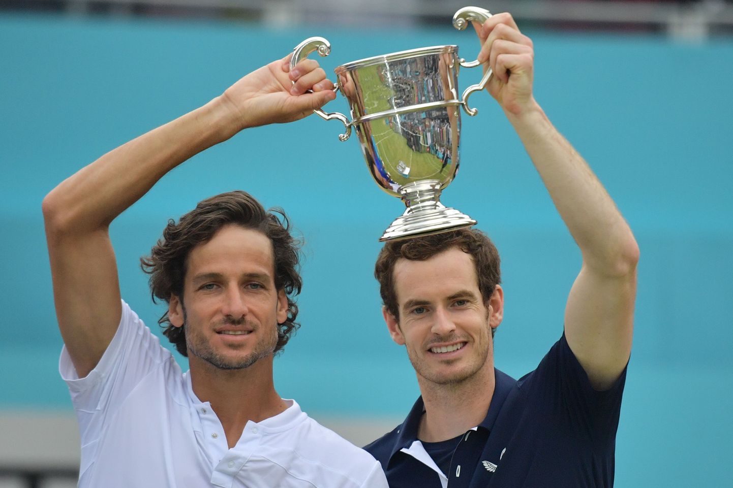 Andy Murray (paremal) ja hispaanlane Feliciano Lopez  Queen`si turniiri võidukarikaga