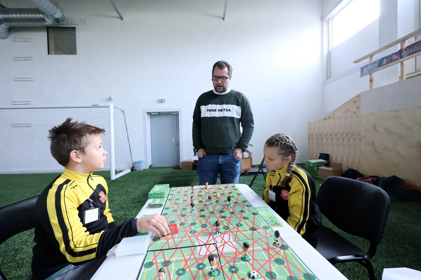 Joonas Petersonil kulus avavärava löömiseks üheksa kaarti ning mõni minut hiljem juhtis ta juba 2:0. Siis ütles Urmo Viickberg kui väljaku äärest: «Surve peale, viis minutit jäänud!». Kas nii või teisiti, aga selle mängu tutvustava duelli suutis Mia Taur viimaks viigistada.
