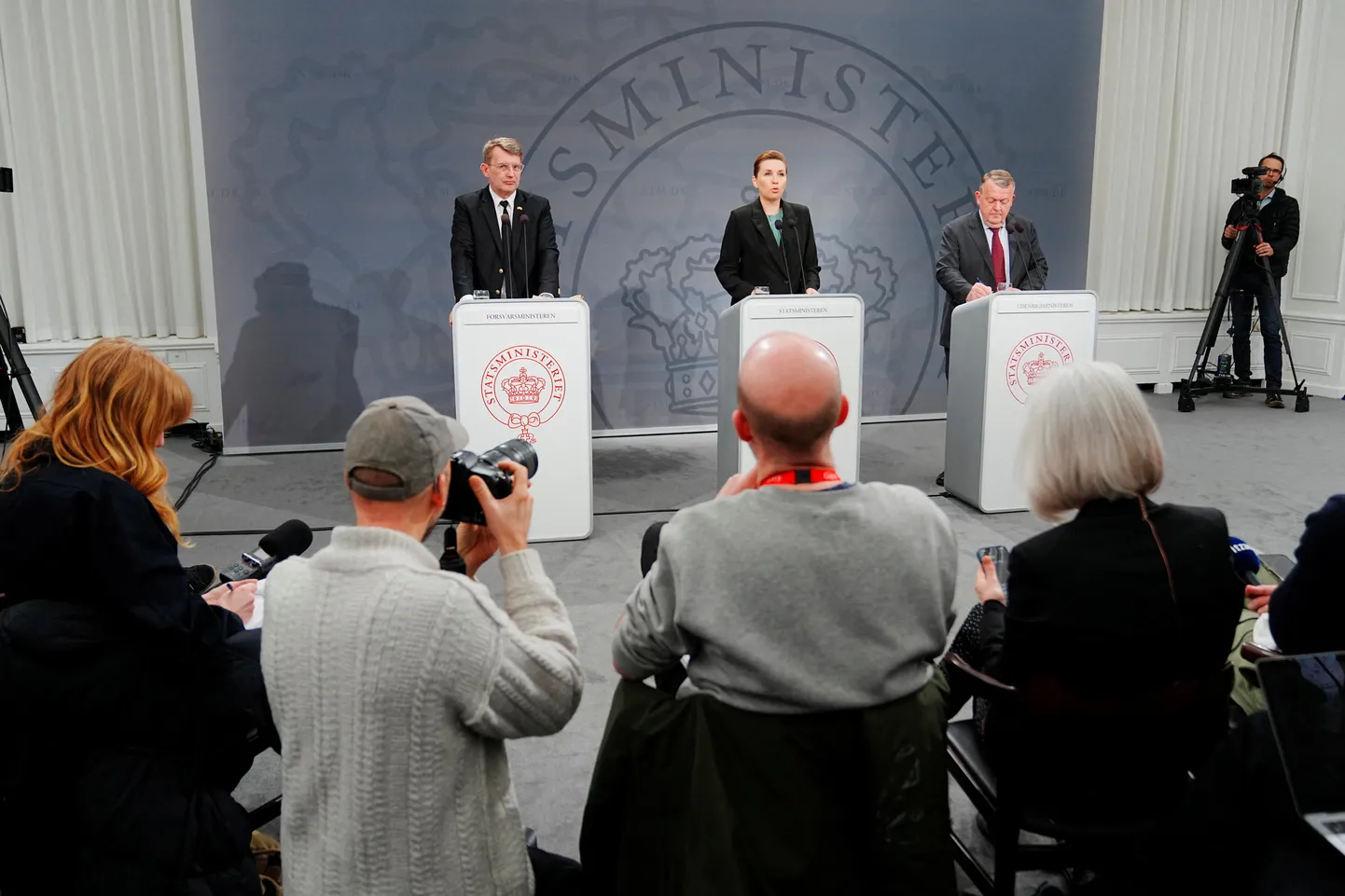 Peaminister Mette Frederiksen (keskel) andis kolmapäeval, 13. märtsil pressikonverentsi, kus koos temaga viibisid asepeaminister ja kaitseminister Troels Lund Poulsen (vasakul) ja välisminister Lars Løkke Rasmussen (paremal).