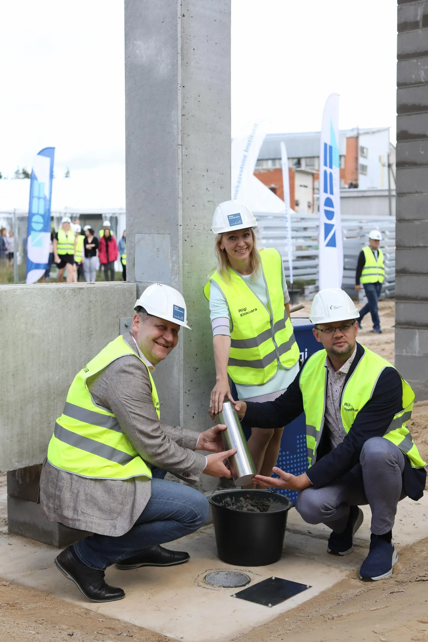 Maaeluminister Urmas Kruuse (vasakult), Jõgeva vallavanem Angela Saksing ning ETKI direktor Andre Veskioja.