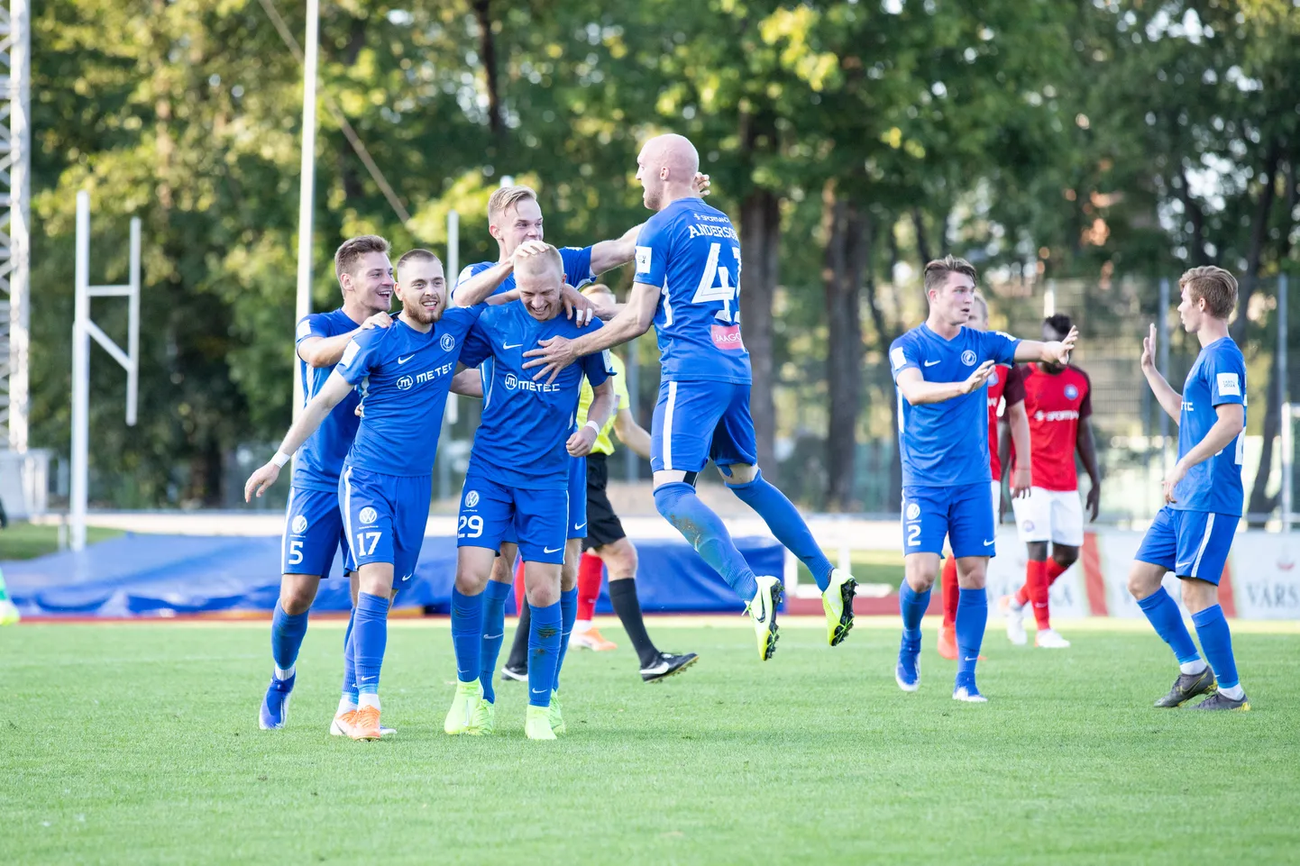 Tartu Tammeka mängijad väravat tähistamas.