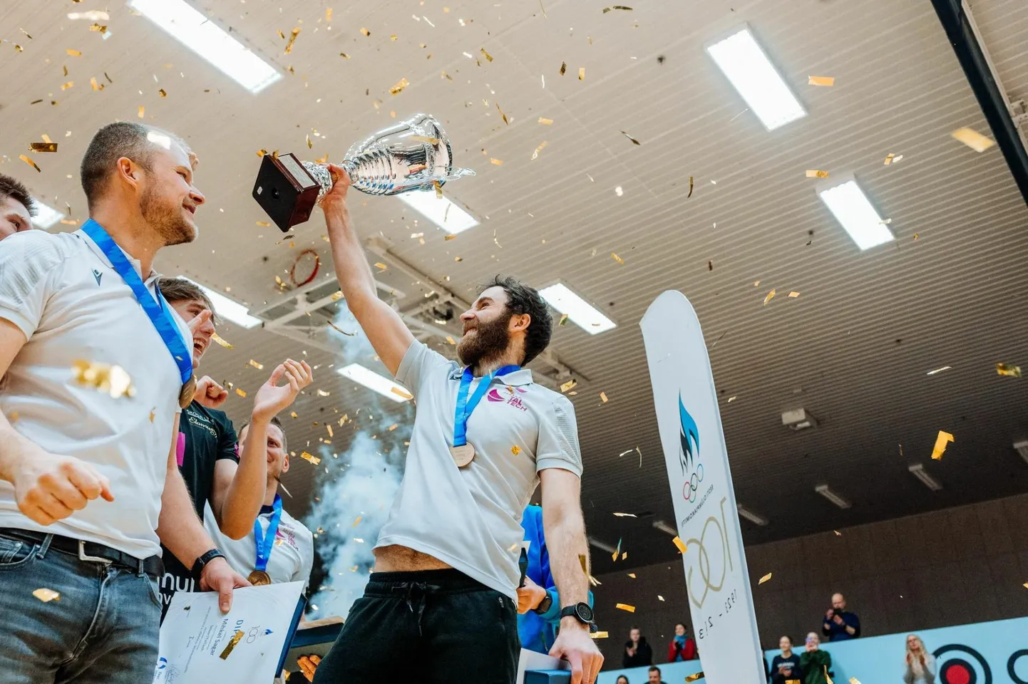 Andres Toobal tõstmas pea kohale Eesti meistritiitli karikat.