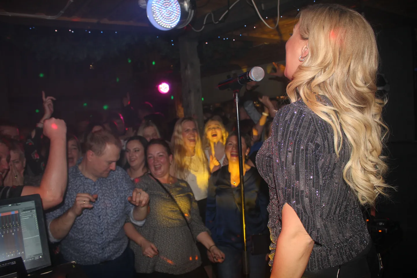 Ansambel Patune Pool hullutas Imavere kõrtsis rahvast.