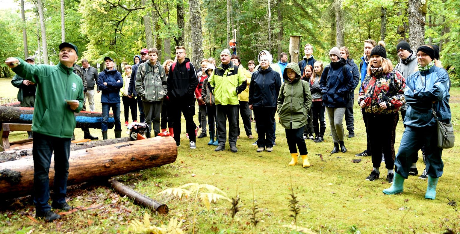 Metsa-ja matkapäeva korraldaja Elor Ilmet (vasakul) tunneb metsa läbi ja lõhki ning oskab sellega seonduvalt põnevaid lugusid pajatada.