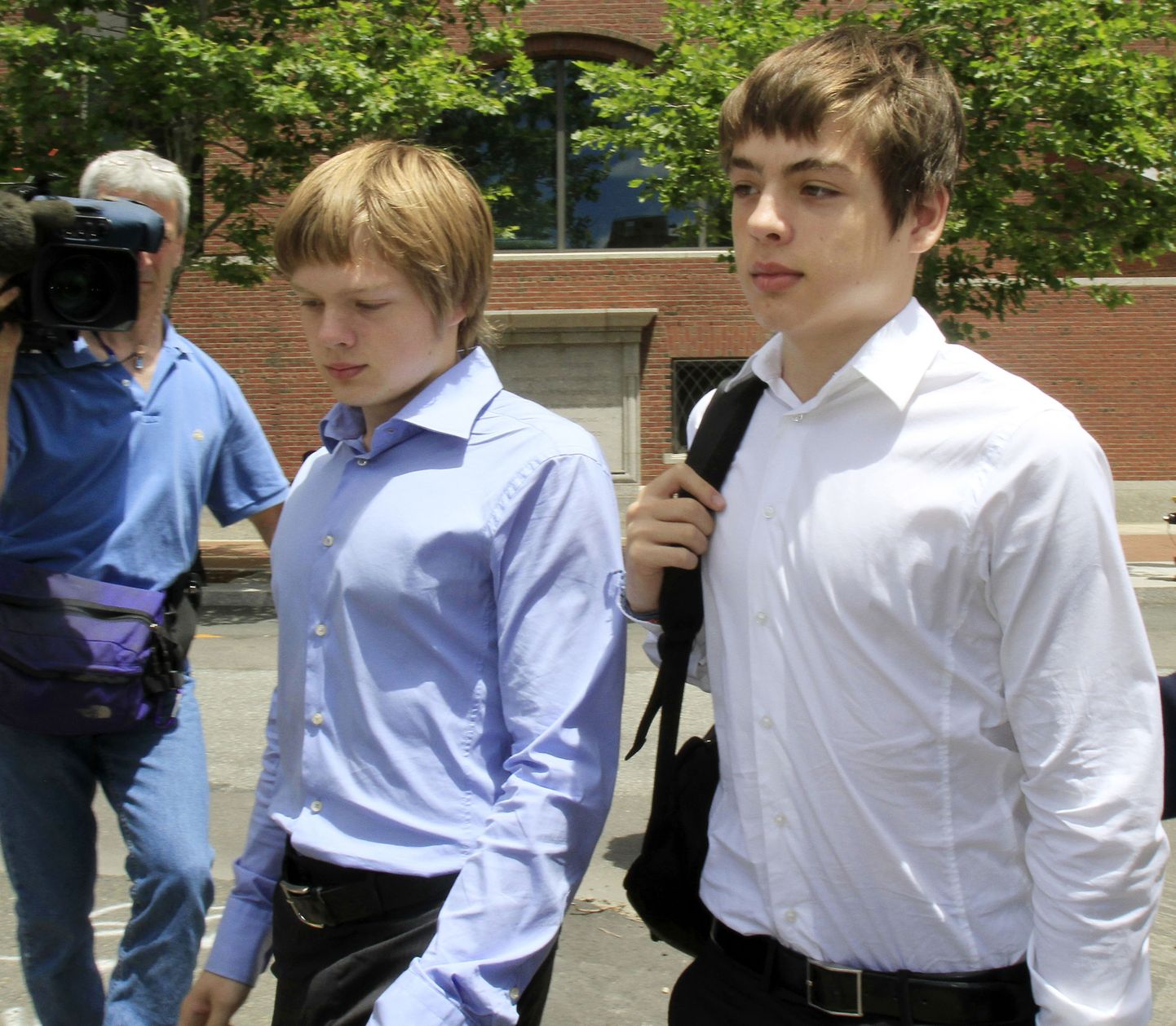 Alex Vavilov (paremal) ja ta vanem vend Tim lahkumas Bostonis kohtust, kus oli arutlusel nede Vene luurajatest vanemate Donald Heathfieldi ja Tracey Ann Foley elu