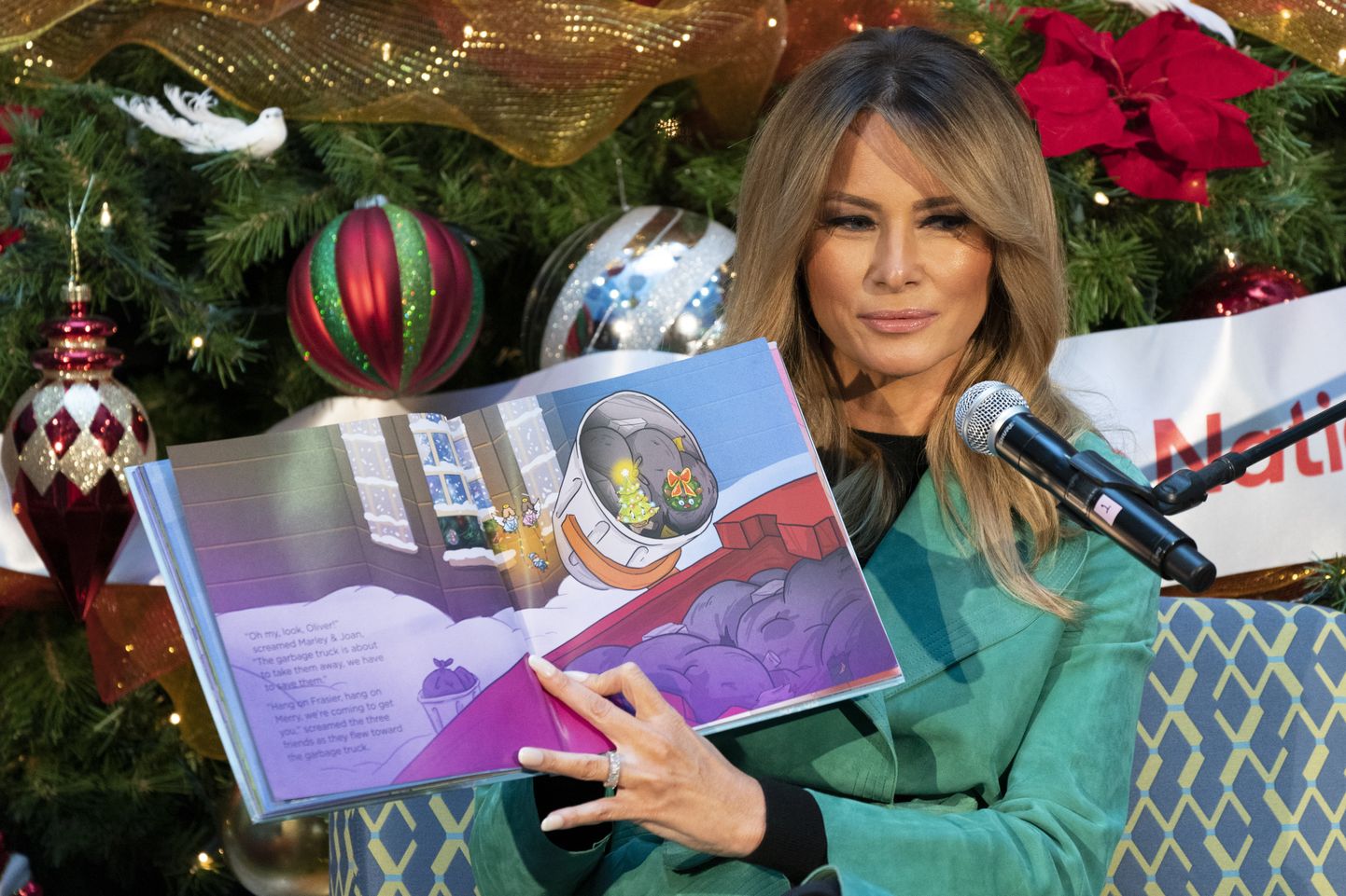 Первая леди Мелания Трамп читает рождественскую книгу под названием «Оливер Орнамент встречает Марли, Джоан и Эбби» в Детской национальной больнице во вторник, 15 декабря 2020 года, в Вашингтоне.