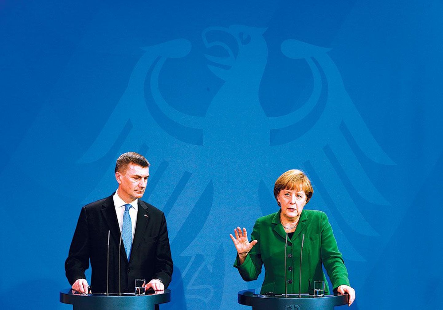 Ансип и Меркель сошлись во мнении, что политики не вправе жить за счет своих детей и внуков.
