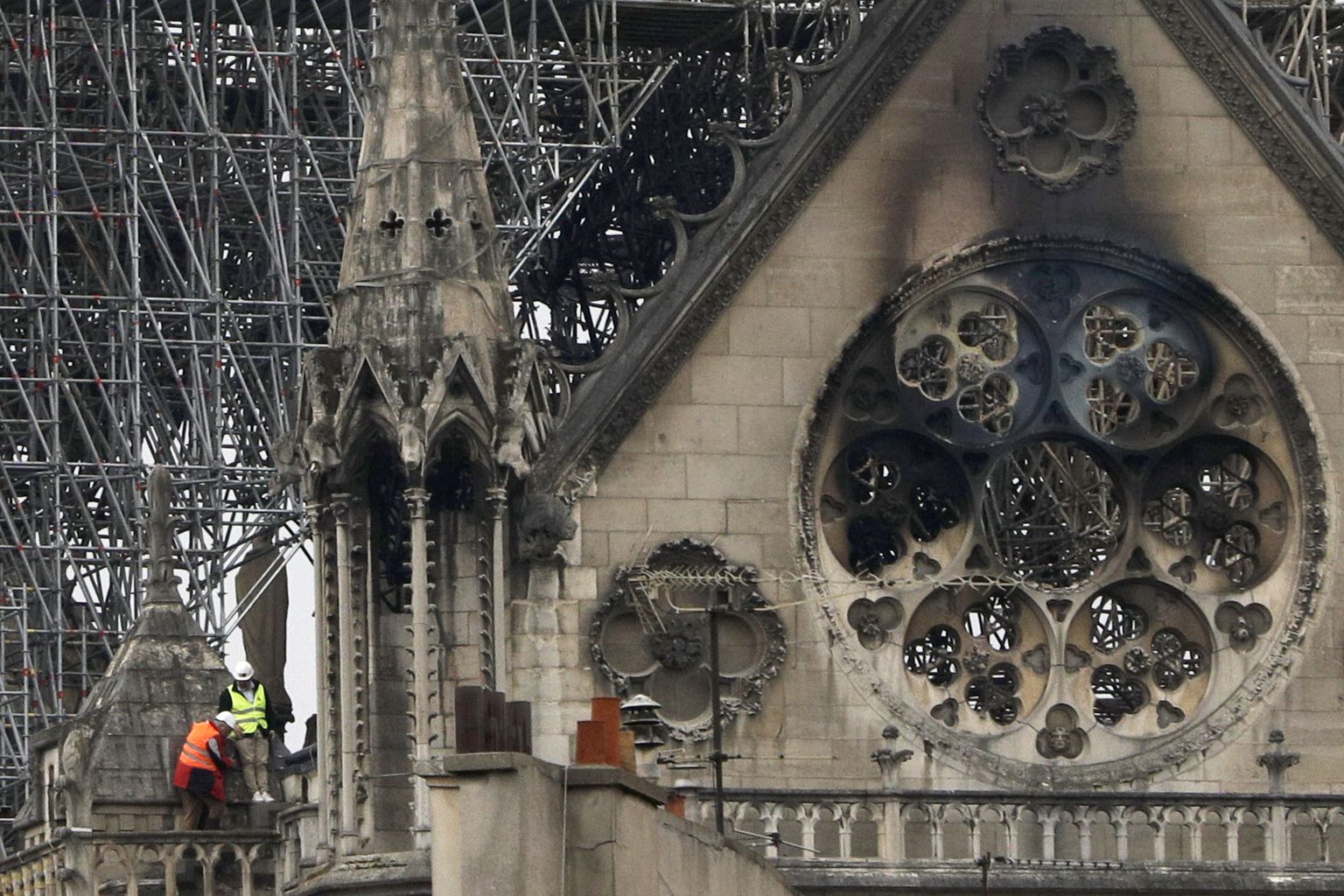 Ugunsgrēka postījumi Parīzes Dievmātes katedrālē
