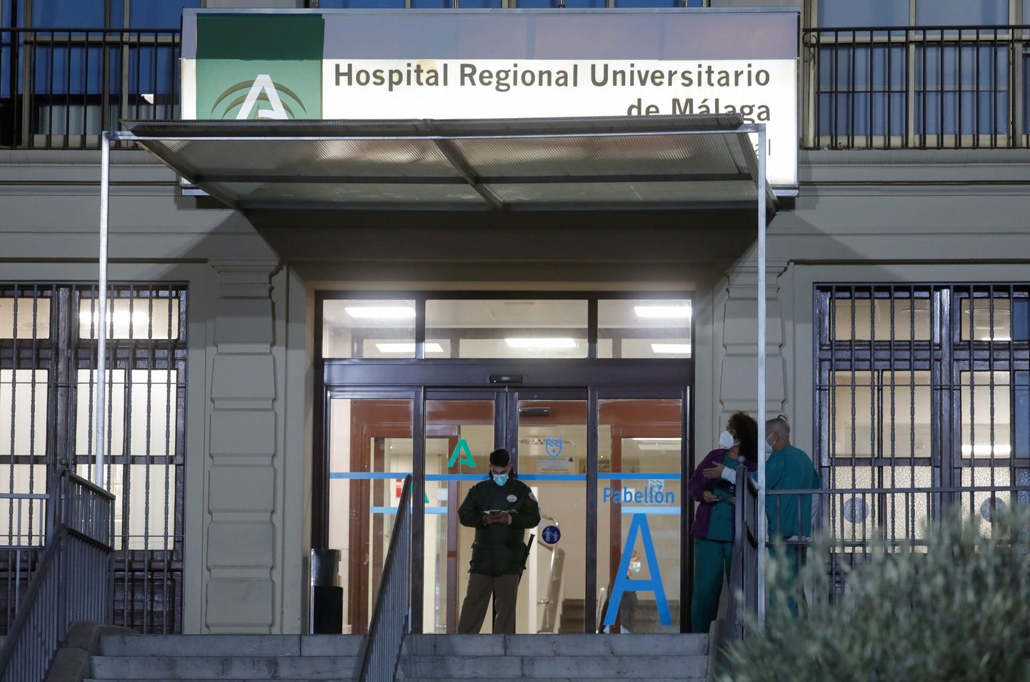 Tervishoiutöötajad eile Málaga ülikooli regionaalhaigla sissepääsu juures.