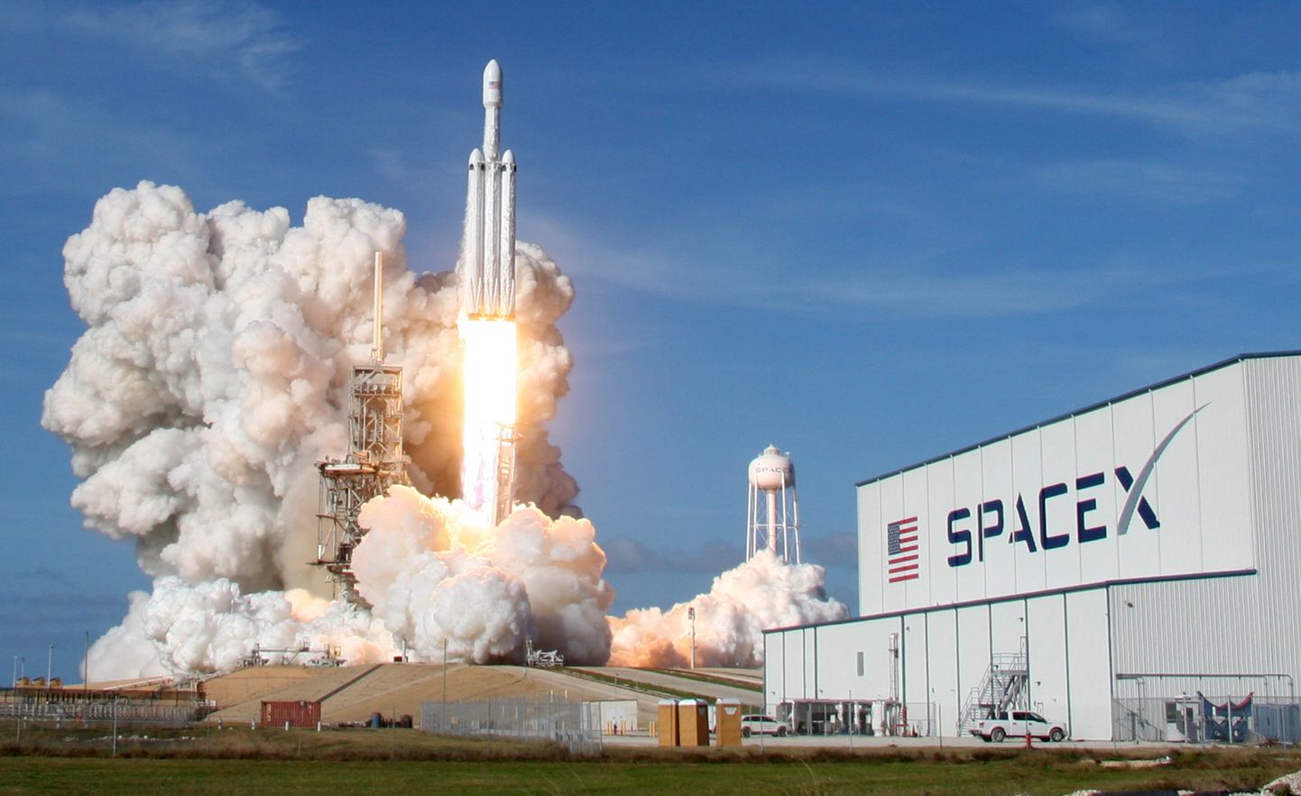 SpaceXi kanderaketti Falcon Heavy start   Kennedy kosmosekeskusest tänavu veebruaris.
