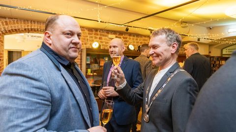 Linnapea määras ametnikule kuupalga jagu preemiat, sest nii oli odavam