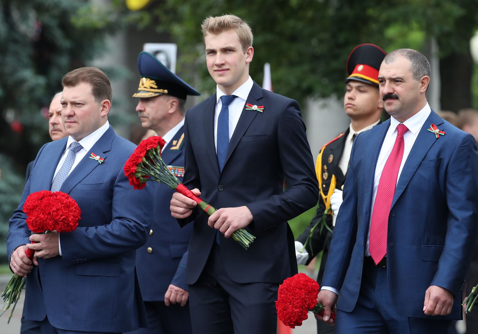 Lukašenka pojad Dmitri, Nikolai ja Viktor võtsid juunis osa nn iseseisvuspäevarongkäigust. Anastassia on Dmitri (vasakul) tütar.