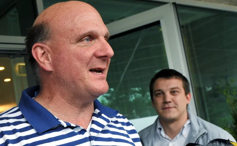 2011. aasta mais võttis Microsoft üle Skype'i, millega seoses käis Steve Ballmer ka Tallinnas. Taamal Skype'i toonane juht Sten Tammkivi.