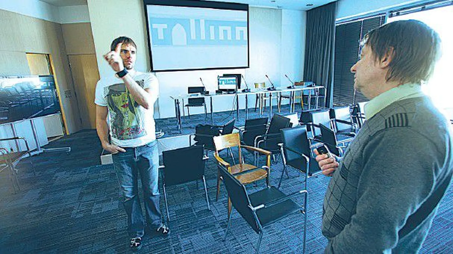 Hetk Tallinna TV pressikeskuse sisustamisest. Pildil on pressikeskuse juhataja Artur Raidmets (paremal) ja tehnika häälestaja Erik Paukin.