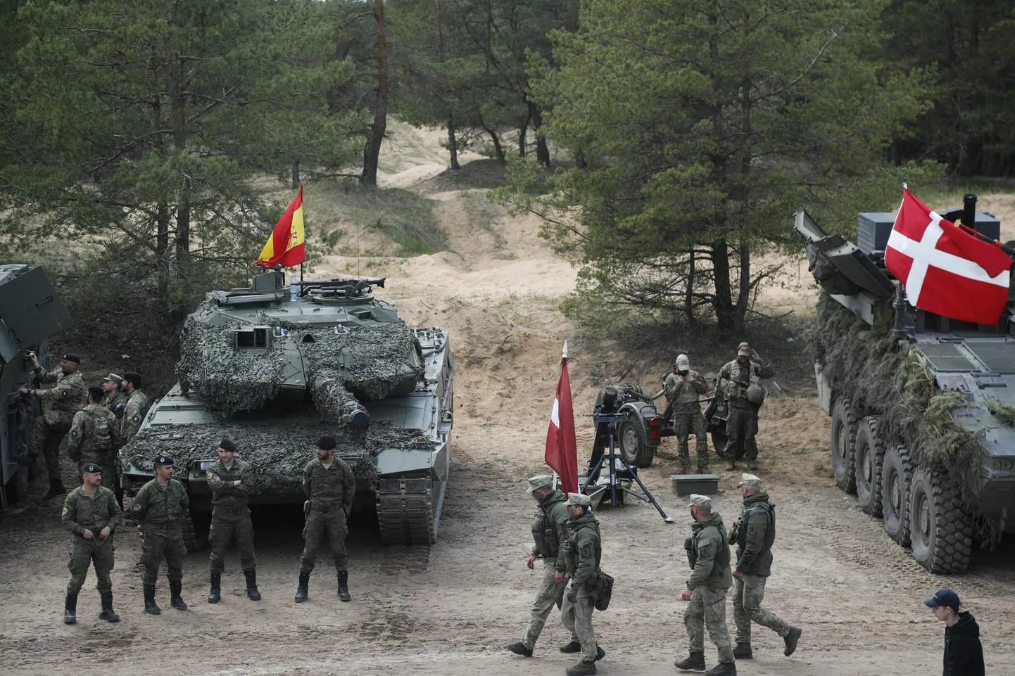 Hispaania tank ja Taani soomuk hiljutise õppuse ajal Adažis.