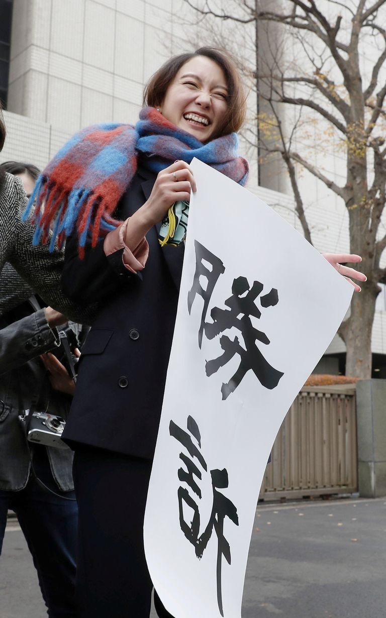 Jaapani ajakirjanik Shiori Ito 18. detsembril Tokyo kohtumaja ees plakatiga «Võit».