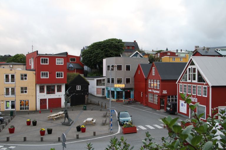 (130821) -- TORSHAVN, Aug. 21, 2013 (Xinhua) -- Photo taken on Aug. 18, 2013 shows the central plaza in Torshavn, Faroe Islands. The Faroe Islands are an island group and archipelago under the sovereignty of the Kingdom of Denmark, situated between the Norwegian Sea and the North Atlantic Ocean. The total area is approximately 1399 sq.km. with a population of almost 50,000 people. The fishing industry is the most important source of income for the Faroes. Tourism is the second largest industry, followed by woolen and other manufactured products. (Xinhua/Yang Jingzhong)