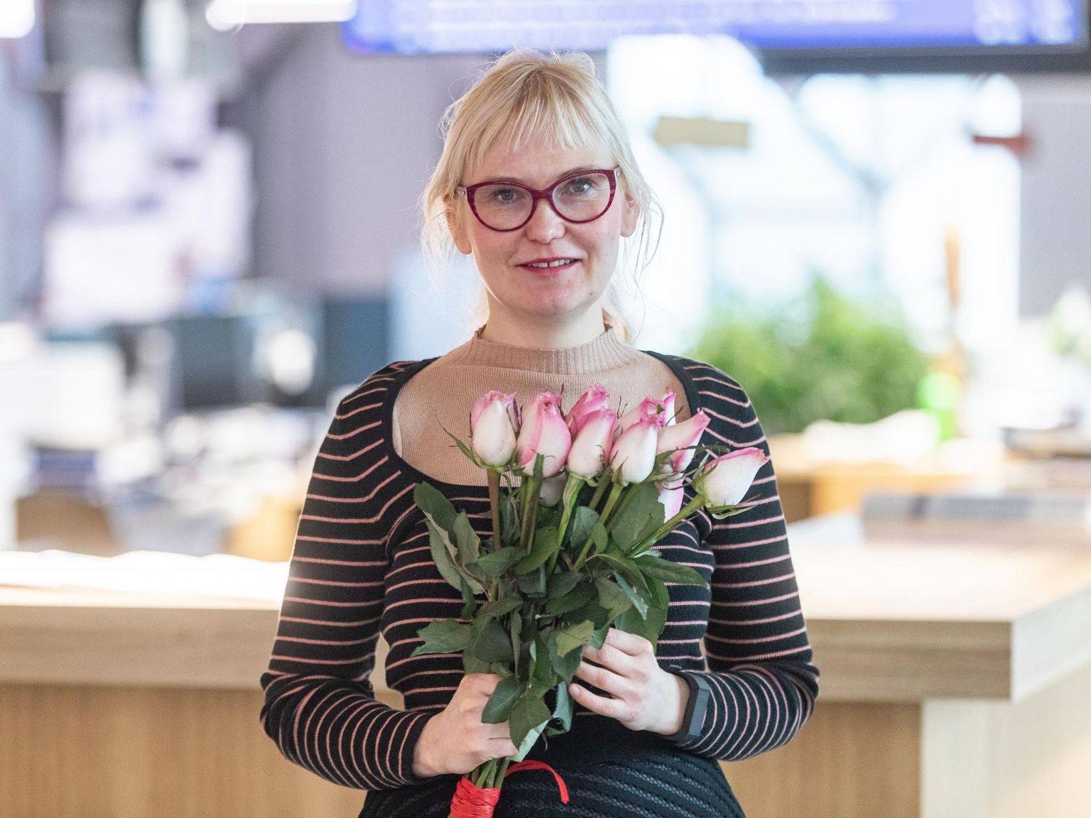 Postimehe ajakirjanik Evelyn Kaldoja saab presidendilt Valgetähe V klassi teenetemärgi. 
