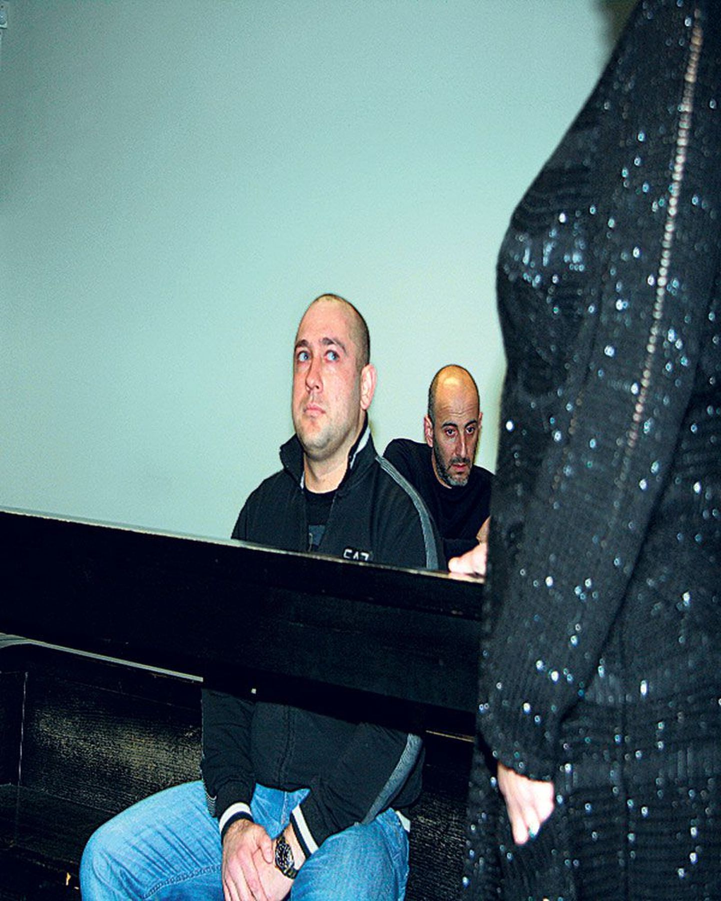 Андрей Ермолаев во вторник в ожидании решения суда, за ним его друг Сергей Джавакян.