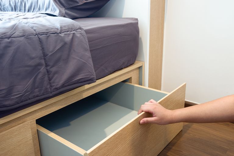 Kui ruumi vähe, vali voodiraam, mida saab kasutada ka asjade hoiustamiseks.