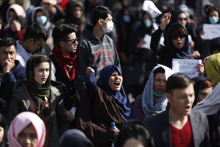 Kabulis täna toimunud meeleavaldus Talibani vägivalla vastu, kogunenud rahvahulga lähistel kärgatas võimas plahvatus.
