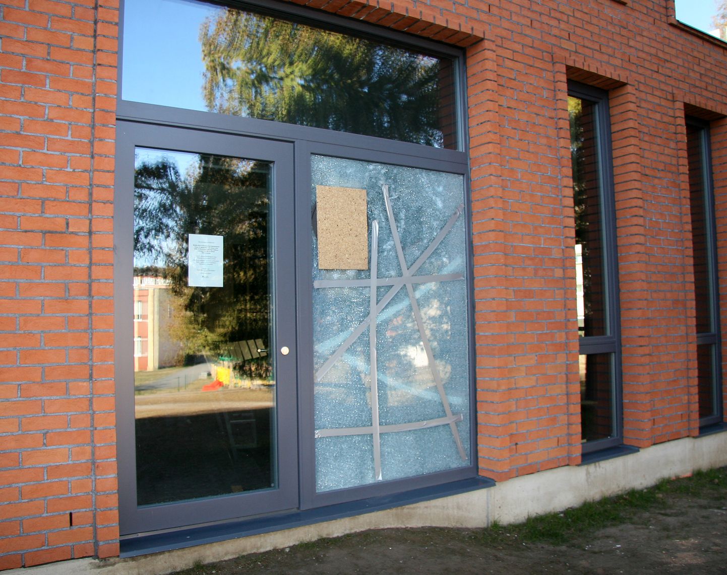 Большое окно рядом с аудиторией Эрнста Эпика в Кохтла-Ярвеской гимназии разбили в воскресенье вечером.