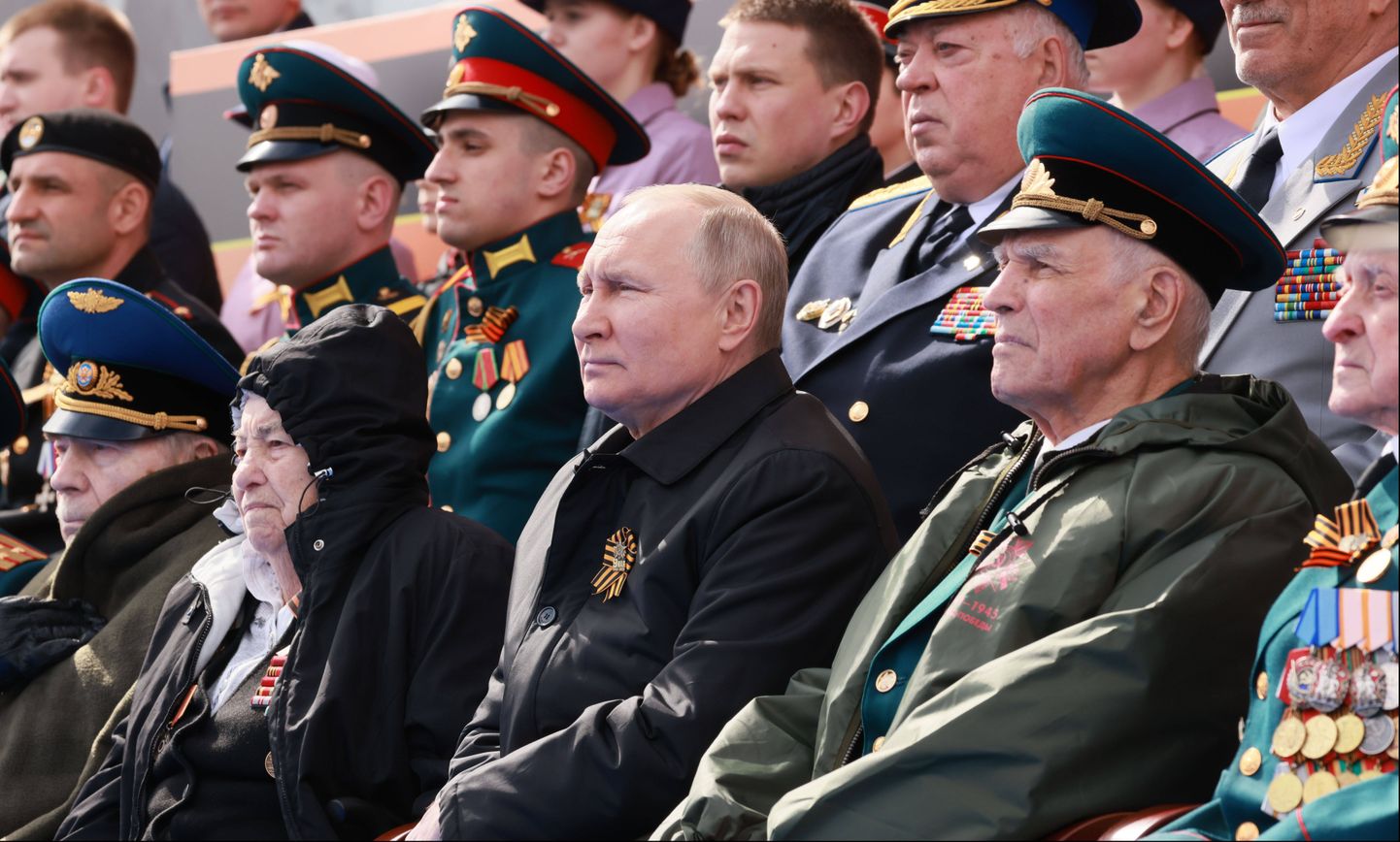 Vladimir Putin jälgib tribüünilt 9. mai sõjaväeparaadi.