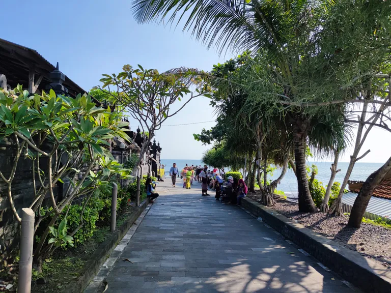 Tanah Lot templi juures on turiste hõredalt.